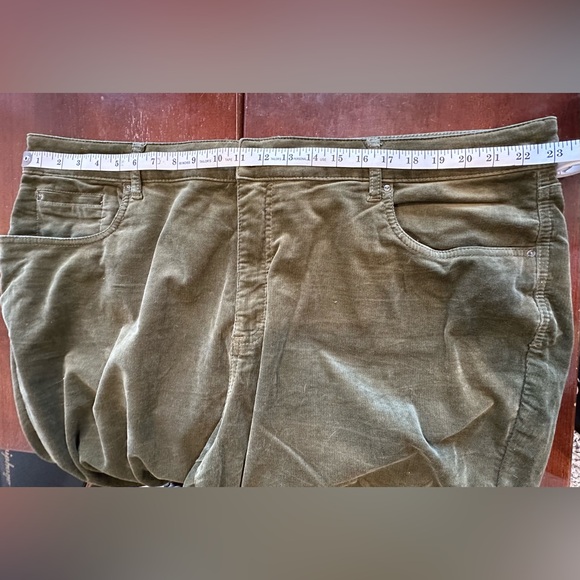 Kut from the Kloth "Karen" baby bootcut Olive corduroy jeans - Picture 9 of 9